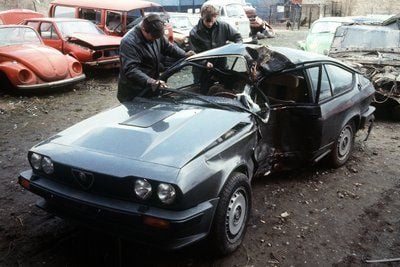 Auf einem Schrottplatz steht das Autowrack, in dem Mittelfeldspieler Lutz Eigendorf vom Fußball-Bundesligisten Eintracht Braunschweig am 5. März 1983 tödlich verunglückte, als er gegen einen Baum fuhr (Undatiertes Archivfoto vom März 1983). (FOTO: DPA)