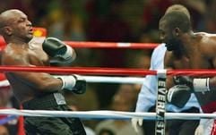 US-Profiboxer Mike Tyson (l.) fällt während des Kampfes in in Louisville (US-Bundesstat Kentucky) nach einem Schlag seines Gegners Danny Williams aus England nach hinten. (Foto: dpa)