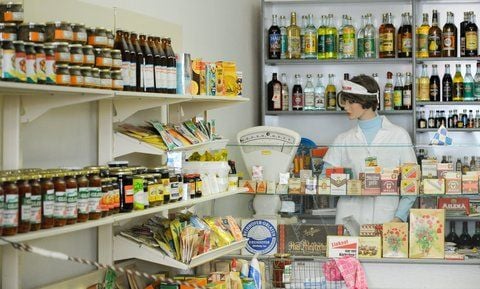 Ein mit nur in der DDR erhältlichen Gegenständen und Waren eingerichteter Konsum im Haus der Geschichte in Wittenberg. (FOTO: DPA)