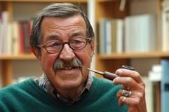 Der Literatur-Nobelpreisträger Günter Grass lächelt in seinem Haus in Behlendorf während eines Fototermins zu seinem neuen Lyrikband «Dummer August» (Foto: dpa)