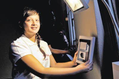 Die 16-jährige Jana Duong freut sich schon auf ihren Ausbildungsstart in wenigen Tagen. Bei der Firma Elektro Herz erlernt sie den Beruf eines Elektronikers. Schon jetzt schaut sie im Betrieb vorbei und macht sich im Detail ihrer künftigen Ausbildung vertraut.