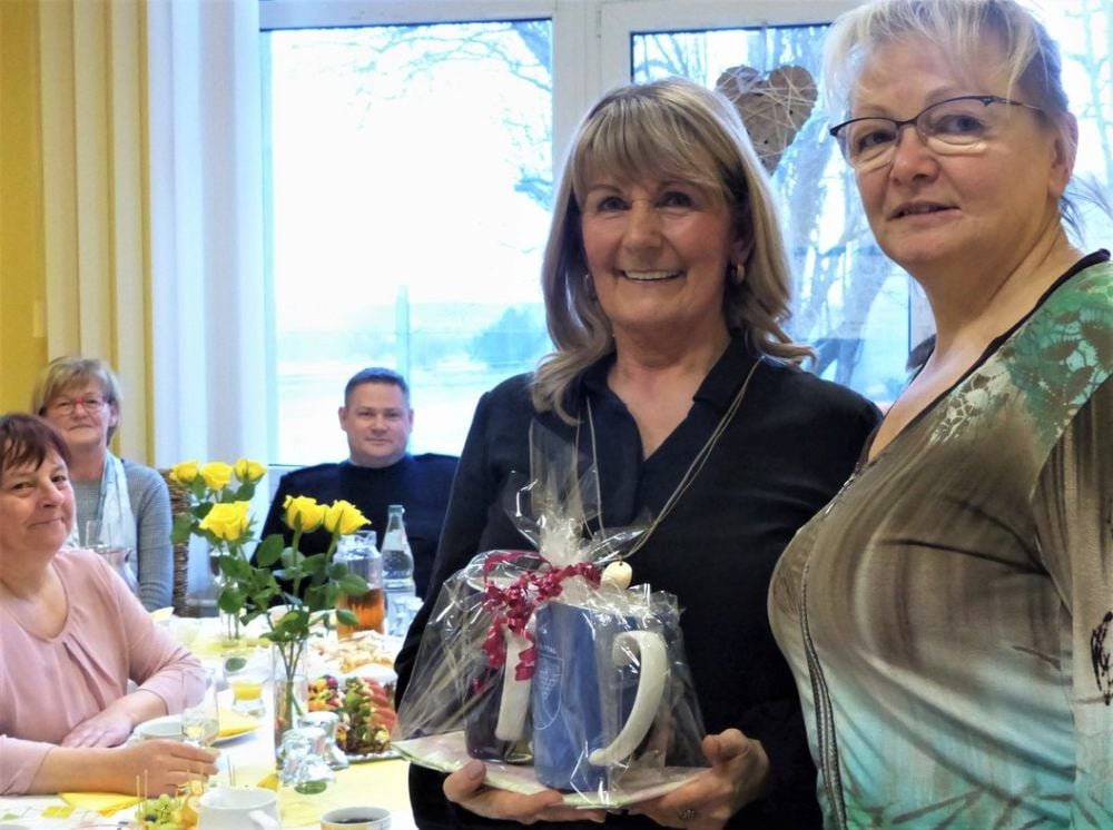 Die Bürgermeisterin der Verbandsgemeinde, Jana Schumann (r.), dankt Schulleiterin Karolin Fuchs während deren Abschied für ihre 29-jährige Arbeit.