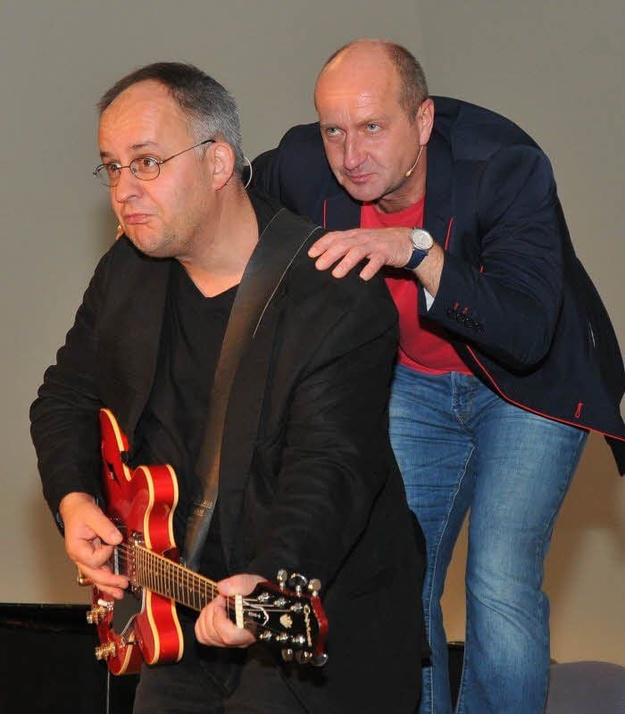 Das Duo „Schwarze Grütze“, Stefan Klucke und Dirk Pursche (rechts), agiert mit vollem Einsatz auf der Bühne im Ludowingersaal der Kreismusikschule Mansfeld-Südharz.
