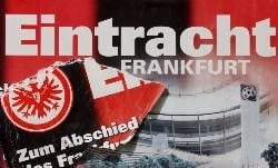 Wie ein Sinnbild für den Niedergang des Frankfurter Fußball-Tradionsvereins Eintracht wirken zerfetzte Plakate auf dem Gelände des Waldstadions in der Mainmetropole am Mittwoch. Nach massiven Zahlungsschwierigkeiten erhielt der Club keine Lizenz für die kommende Saison.