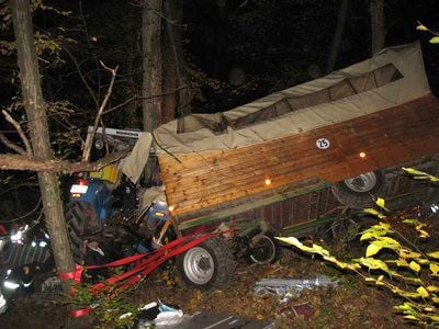 Ein Planwagen und ein Traktor liegen nach einem Unfall an einem Abhang in Münstermaifeld (Landkreis Mayen-Koblenz). (FOTO: DPA)
