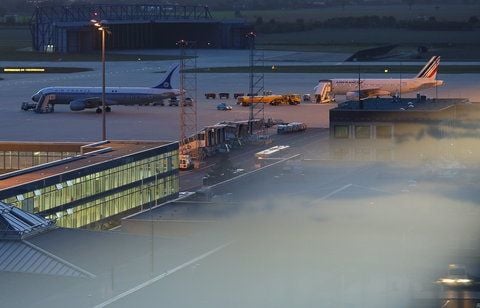 Ein notgelandeter Airbus A 320 der französischen Fluggesellschaft Air France (li.) und das Ersatzflugzeug vom Typ Airbus A 319 stehen auf dem Gelände des Flughafens Leipzig/Halle in Schkeuditz (Sachsen) nebeneinander. (FOTO: DPA)
