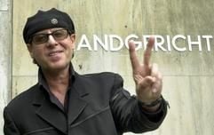 Das Archivbild vom 04.09.2001 zeigt den Scorpions-Sänger Klaus Meine nach einer Verhandlung gegen ihn vor dem Landgericht in Hannover. Am Dienstag (26.11.2002) wird der Prozess an derselben Stelle fortgesetzt. (Foto: dpa/lni)