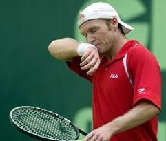 Tennis Gerry Weber Open 2003 am Mittwoch (11.06.2003) im westfälischen Halle. Der Deutsche Rainer Schüttler wischt sich im Achtelfinale gegen den Tschechen Radek Stepanek durch das Gesicht. Schüttler unterlag mit 4:6,7:6, 3:6. (Foto: dpa)