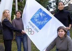 "Make it real" - Coca-Cola sucht Teilnehmer für den Olympischen Fackellauf 2004 am 29. Juni in München und 30. Juni Berlin. Interessenten können sich ab dem 12. Januar unter www.coca-cola.de informieren. Zur Ankündigung der Route des Fackellaufs der Olympischen Spiele 2004 in Athen wurden heute weltweit die olympischen Flaggen in den 34 Städten gehisst, die Gastgeber des Fackellaufs sind. In Berlin präsentierten die Spielerinnen der deutschen Hockey Nationalmannschaft Natascha Keller (rechts unten), Badri Latif (rechts oben) und Luisa Walter (2. v. links) die olympische Flagge. Unterstützt wurden die Nationalspielerinnen von Angelika Elser, Coca-Cola Deutschland (links). (Foto: dpa)
