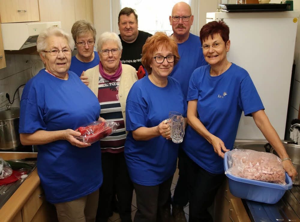 Renate Ulrich, Roswitha Zeughardt, Ruth Meyer, Dieter Esnault, Doris und Uli Leidenroth sowie Karin Sladek (v.l.) schmeißen die Küche.