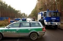 Ein Einsatzfahrzeug des Technischen Hilfswerkes (THW) verlässt am Dienstag (12.11.2002) das von der Polizei gesicherte Betriebsgelände der Firma Spreewerk im brandenburgischen Lübbenau, auf dessen Gelände ein Munitionsbunker explodiert ist. Nach Angaben der Pressesprecherin der Stadt Lübben, Hannelore Tarnow, ist bislang ein Toter zu beklagen. Drei Personen werden noch vermisst. Die Munitionsfabrik liegt laut dem Lagezentrum des Innenministeriums nördlich der Stadt Lübben in einem Industriegebiet im Wald. (dpa)