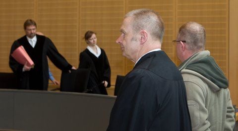 Der Angeklagte Roland B. (re.-li.) und sein Verteidiger, Rechtsanwalt Dieter Jürgen Schulze stehen am Montag vor der Urteilsverkündung im Landgericht in Magdeburg nebeneinander. (FOTO: DPA)