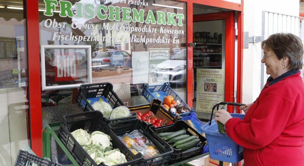 Marlies Günther bedient sich im Frischemarkt. Bis Ende des Jahres ist das noch möglich, danach wird geschlossen.