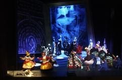 Bühnenbild der Oper «Die unendliche Geschichte» im Deutschen Nationaltheater in Weimar. Die Oper von Siegfried Matthus nach dem Libretto von Anton Perrey hatte am Samstag (10.04.2004) Premiere. Das Werk entstand nach dem Welterfolg des Buches von Michael Ende, in dem die Reise des Bastian Balthasar Bux in das Land der Phantasien beschrieben wird. (Foto: dpa)