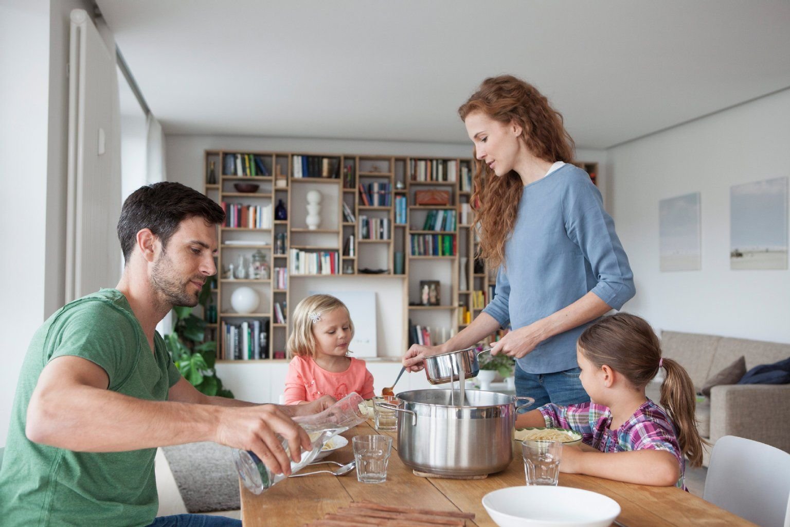So harmonisch wie an diesem Esstisch geht es bei den meisten Familien nicht zu.