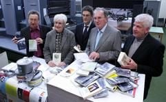 Die Jury-Mitglieder für den «Preis der Leipziger Buchmesse» (v. l.) , Ulrich Janetzki, Sigrid Löffler, Oliver Zille, Martin Lüdke und Michael Hametner, stehen am Donnerstag (14.12.2006) hinter einer Auswahl von Büchern in Markkleeberg bei Leipzig. (Foto: dpa)