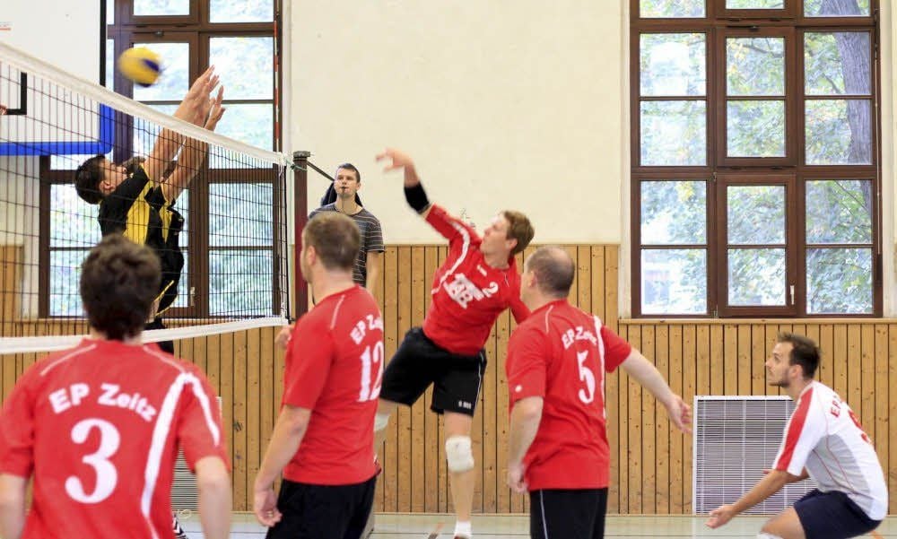 EPZ-Außenangreifer Felix Wötzel (Mitte) wuchtet den Ball über das Netz. Der Großkaynaer Block hat keine Chance.