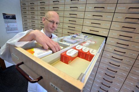 Stefan Strauss von der Flora-Apotheke, weiß genau in welcher Schublade sich welche Medizin verbirgt. (FOTO: A. KEHRER)