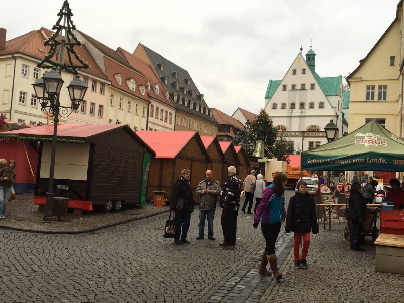 Am Tag nach der Bombendrohung gegen den Eisleber Weihnachtsmarkt sind dort wieder Passanten unterwegs.