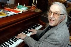 Der Filmkomponist Karl-Ernst Sasse sitzt im Januar 2004 am Klavier in Potsdam. Er schrieb rund 500 Filmmusiken für Defa-Produktionen. (Foto: dpa)