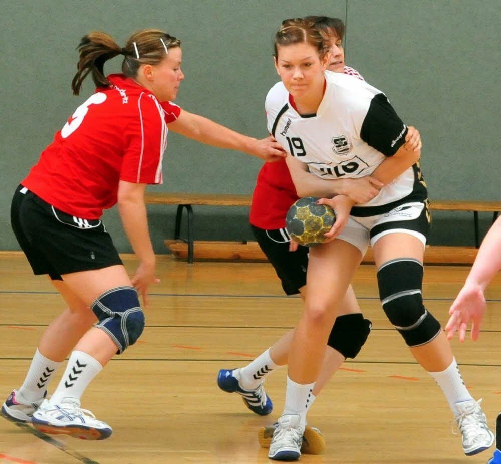 Anna-Maria Schulz (am Ball), hier im Aufstiegsduell gegen Biederitz, warf gegen Wolfen sechs Tore.