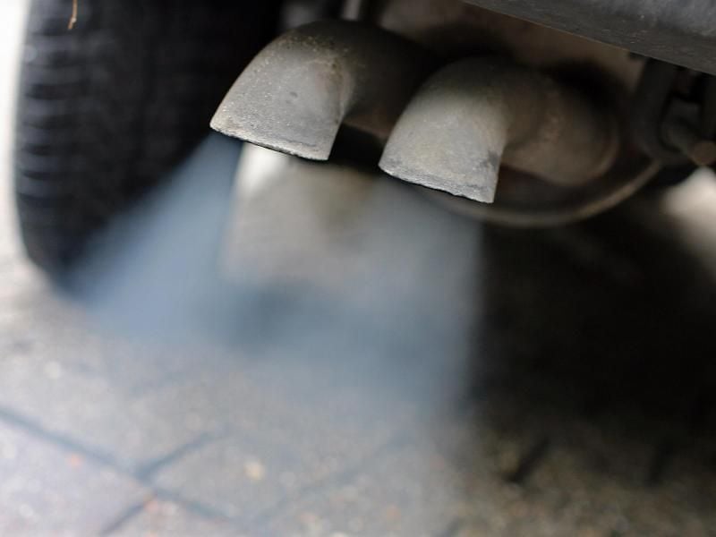 Abgase strömen aus dem Auspuff eines Fahrzeuges mit Dieselmotor. Foto: Jan Woitas/zb/dpa