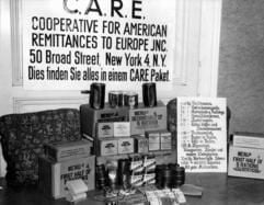 Die C.A.R.E. (gemeinnützige Gesellschaft für amerikanische Sendungen nach Europa) stellt in ihrem New Yorker Büro den Inhalt eines «Care-Paketes» vor (Archivfoto vom 09.07.1946). (Foto: dpa)