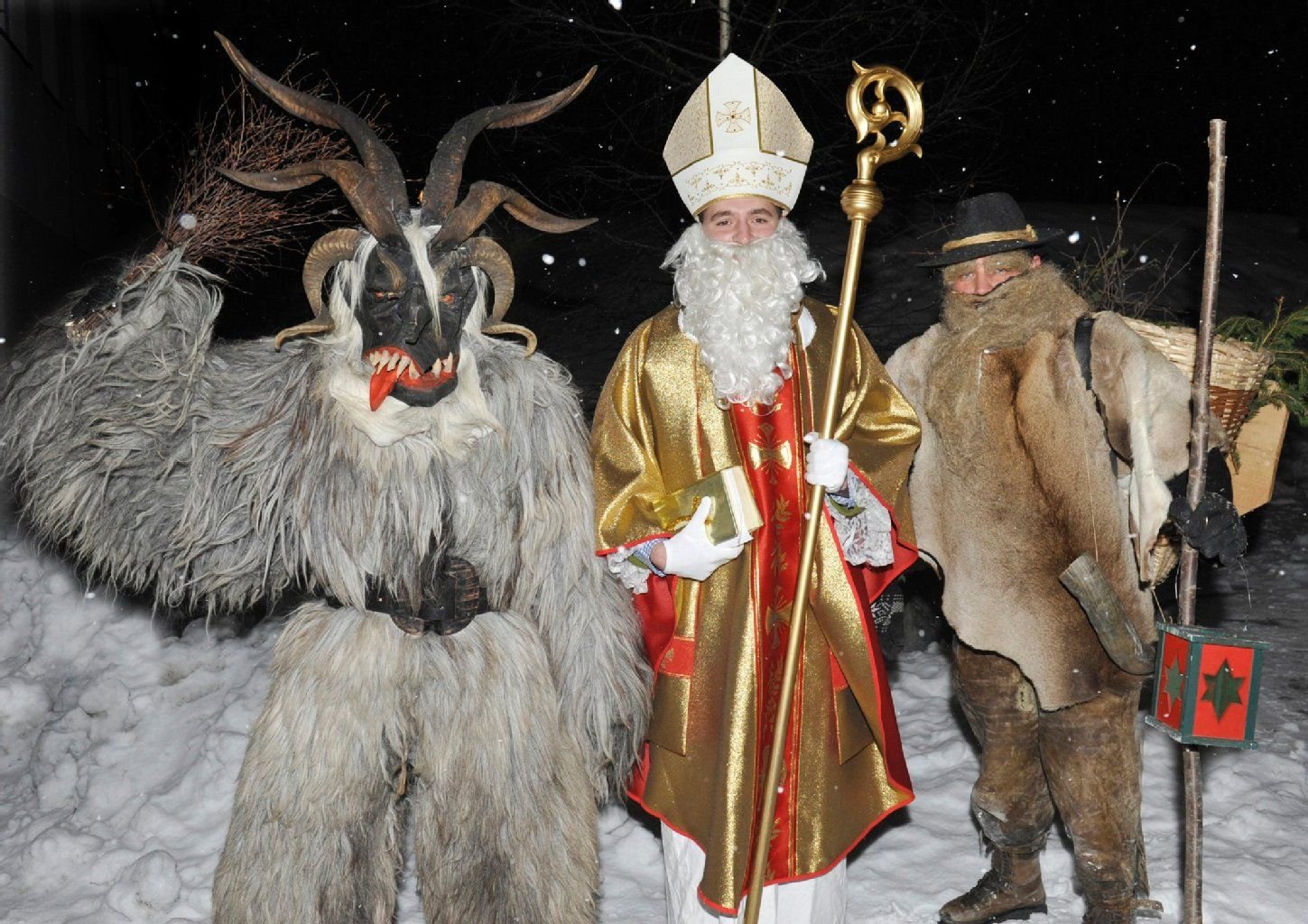 Der Krampus ist in der Vorweihnachtszeit in vielen österreichischen Orten unterwegs. Die Krampusse sind für die Bestrafung der unartigen Kinder zuständig, während der Nikolaus die guten beschenkt.