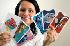 Motive aus dem neuen Kartenspiel mit Figuren aus dem erfolgreichen Kinofilm "Findet Nemo" zeigt am Donnerstag (11.12.2003) die Mitarbeiterin Kristin Dähne in der thüringischen Spielkartenfabrik Altenburg. (Foto: dpa)