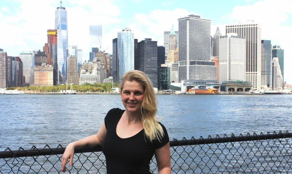 Annika Lüdke vor der New Yorker Skyline