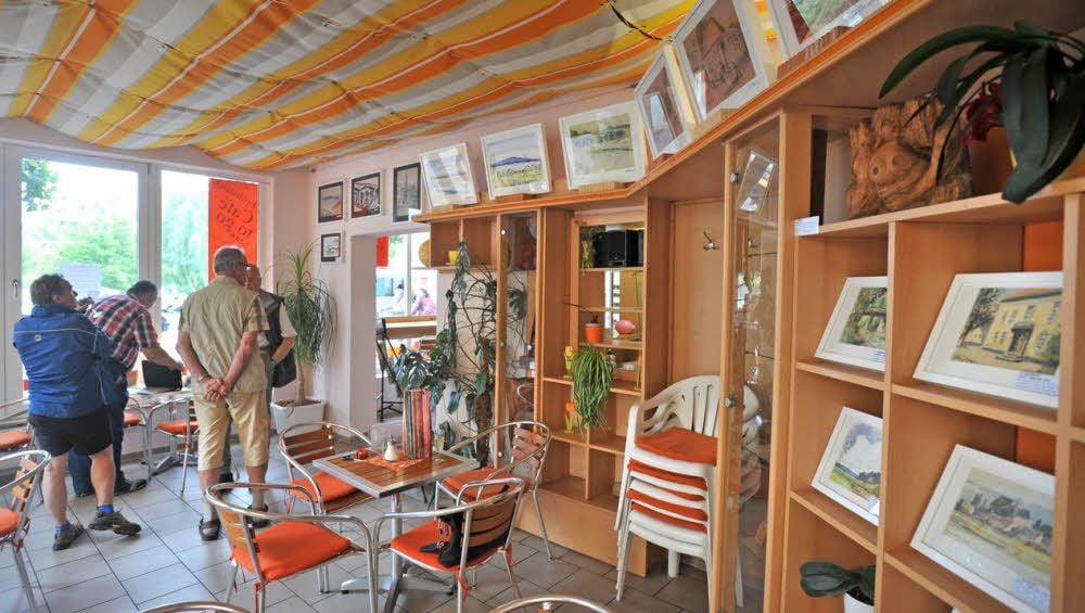 Schon bei der Eröffnung der Ausstellung im Bistro Schiebel wurden die ersten Bilder verkauft.