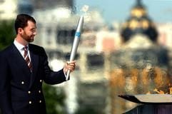 Spaniens Kronprinz Felipe hält in Madrid die Fackel mit dem Olympischen Feuer in der Hand. Am Dienstag wird das Feuer über die Olympia-Städte Barcelona (1992), Rom (1960) und München (1972) getragen und wird am Mittwoch in Berlin (1936) landen. (Foto: dpa)