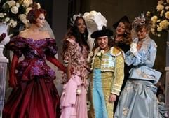 Obwohl die Herbst-/Winterkollektion 2007-2008 des britischen Designers John Galliano für das französische Fashion-House Dior sehr bunt ausfällt, ist der Alltagstrend in diesem Jahr eher die Farbe grau. (Foto: dpa)