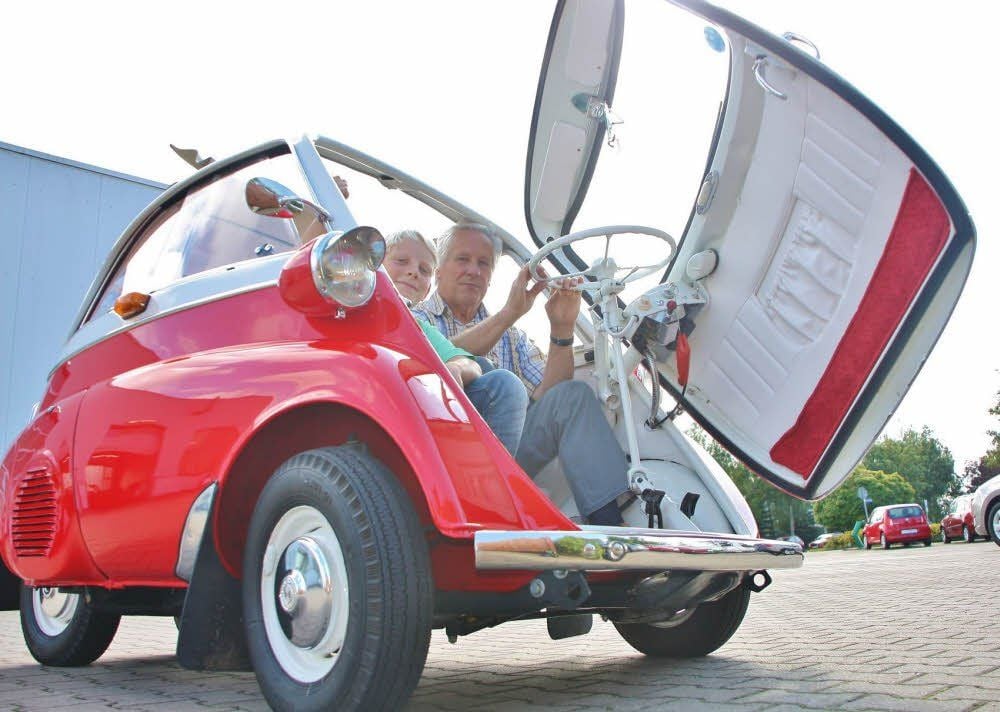Auf Abenteuerfahrt gingen Klaus Bindernagel und Enkelsohn Paul Kuhn mit der 56 Jahre alten Isetta.
