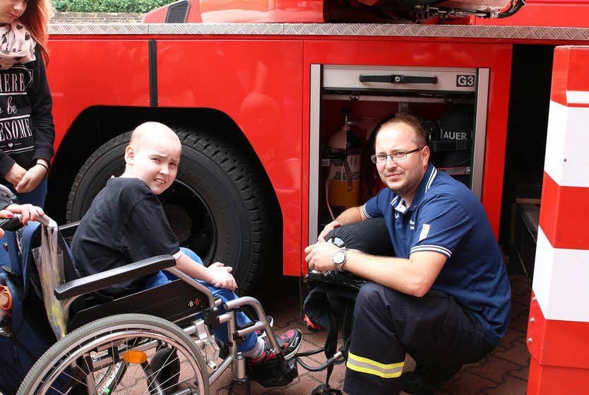 Christian Westphal (re.) von der Feuerwehr erklärt Meindert die Technik.