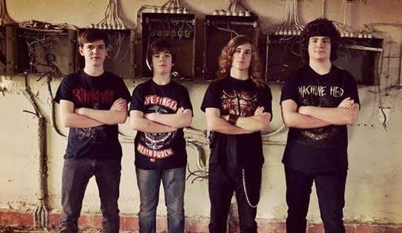 Frisur, Shirts und Pose stimmen schon mal: Die Schülerband „Shrinkhead“ bestreitet das Vorprogramm