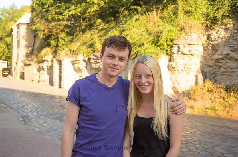 Schauspieler Dane DeHaan posiert mit Selina Sarina Sommer aus Eisleben für ein Foto in Schraplau.