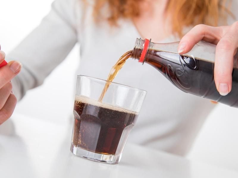 Wie viel Zucker ein Glas Cola enthält, steht in der Regel auf der Flasche. Aber wer trinkt schon nur ein Glas? Es lohnt sich, selbst nachzurechnen. Foto: Christin Klose