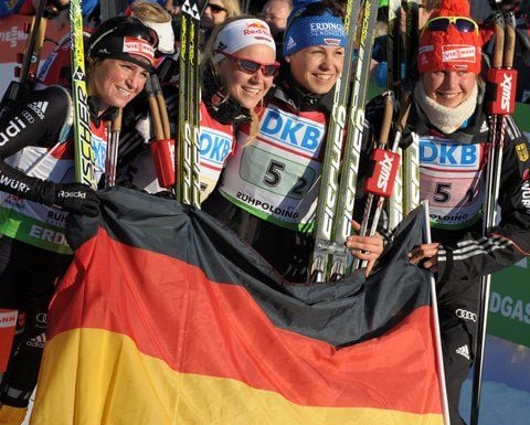 Die deutschen Biathletinnen Andrea Henkel (l-r), Miriam Gössner, Magdalena Neuner und Tina Bachmann freuen sich über den Sieg. (FOTO: DPA)