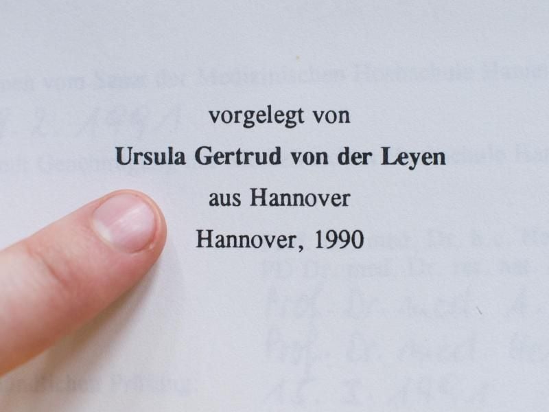 Deckblatt der Doktorarbeit von Ursula von der Leyen aus dem Jahr 1990. Foto: Julian Stratenschulte/Archiv