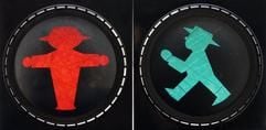 Auf zwei Ampel-Schablonen sind die ostdeutschen Ampelmännchen, der «Stopper» und der «Läufer», in Leipzig zu sehen (Archivfoto vom 06.06.2005). (Foto: dpa)