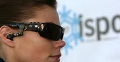 Cool sieht er schon aus, der MP3-Player an der Sonnenbrille. Vor allem Jugendliche wüssten jedoch kaum Bescheid, wie schnell sie ihr Gehör dauerhaft schädigen, beklagen Ärzte. (Archivfoto: dpa)