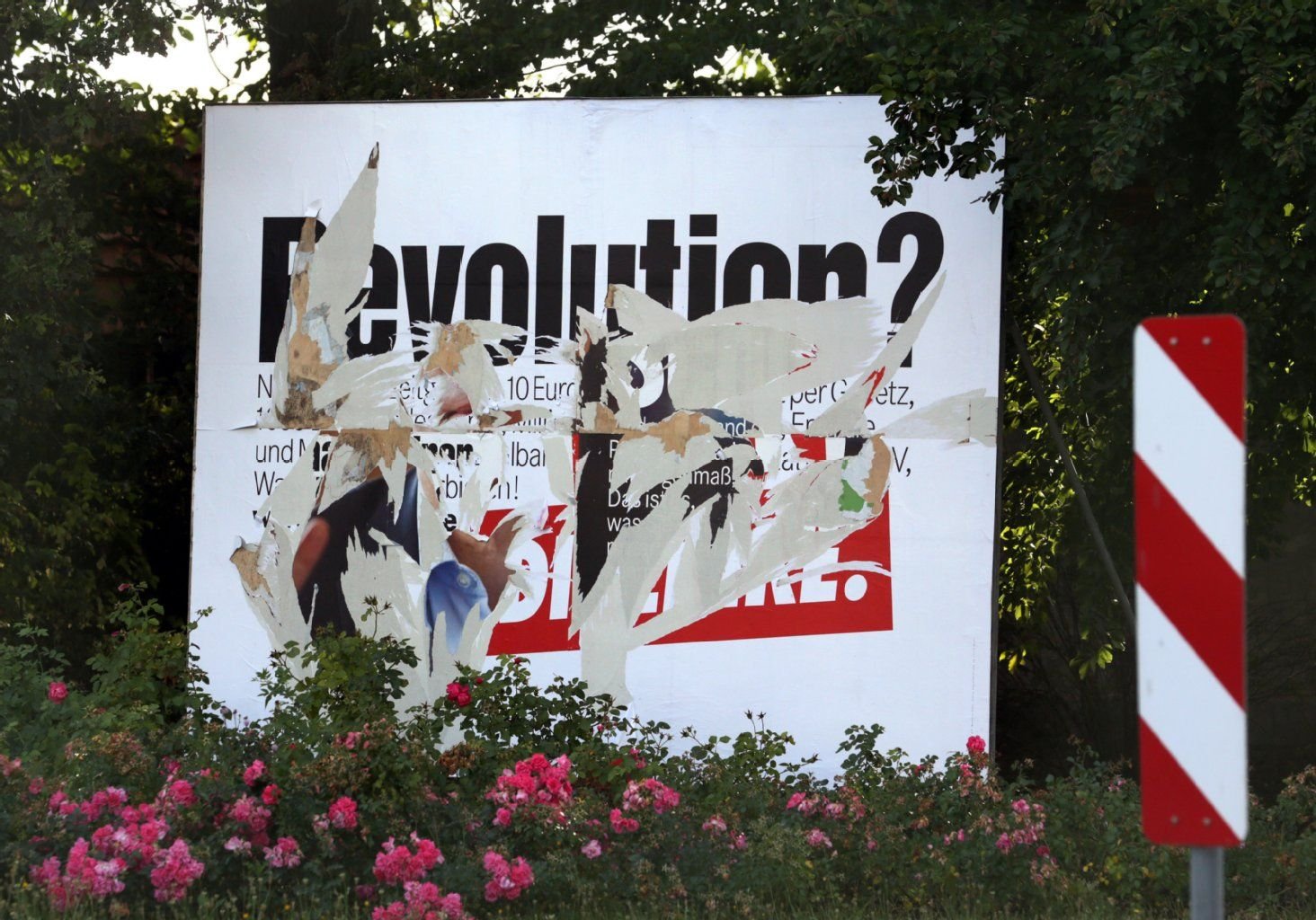 Ein zerstörtes Wahlplakat der Partei Die Linke