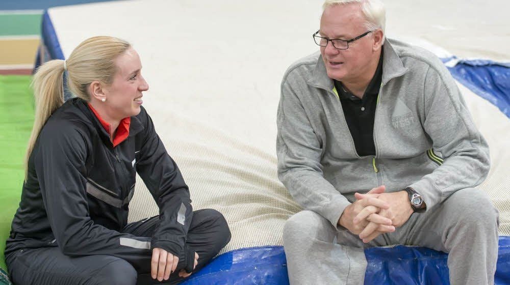 In einer Trainingspause redet Cindy Roleder mit ihrem neuen Trainer Wolfgang Kühne.