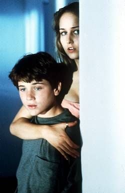 Der TV-Regisseur Daniel Sackheim hat sich für sein Kinodebüt "The Glass House" in das Genre des Psychothrillers gewagt. Ruby (Leelee Sobieski) und ihr jüngerer Bruder Rhett (Trevor Morgan) verlieren ihre Eltern durch einen Autounfall und kommen in die Obhut von deren Freunden. Die scheinbar selbstlose Geste entpuppt sich bald als hinterhältiger Plan der neuen Eltern, sich das Erbe der Waisen zu erschleichen, um ihre Schulden loszuwerden. Ruby kommt dem auf die Spur und für die Geschwister geht es nur noch ums Überleben. Start in deutschen Kinos ist am 29.11.2001.