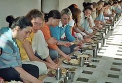 Auch das Essen wird im «Ashram» in typischer Yoga-Manier zu sich genommen. (Foto: dpa)