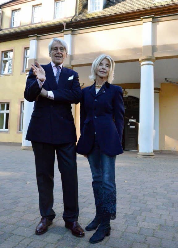 Mary-Joy und Menno Aukes haben das Nudersdorfer Schloss besucht. Großmutter Mary Joy Newland hat bis 1917 dort gewohnt.