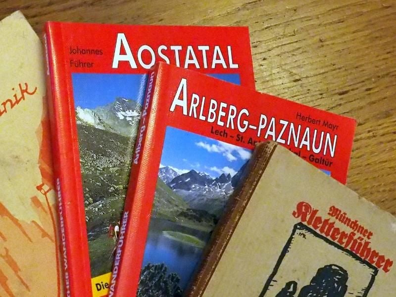 Wanderführer aus dem Rother Bergverlag gehören für viele Wanderer zur Grundausstattung. Foto: Carsten Hoefer/dpa