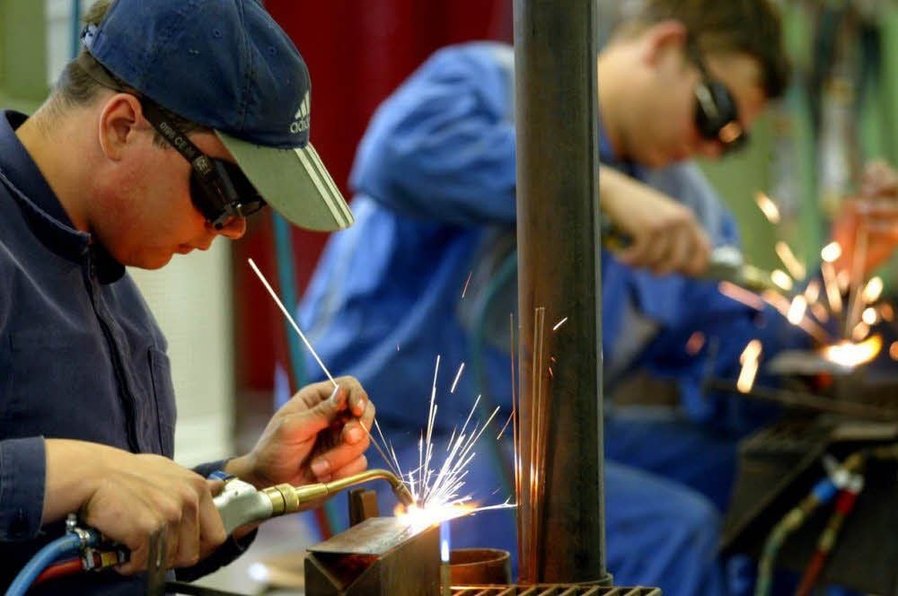 Im Metall-Bereich - hier Schweißer bei der Ausbildung - werden Fachkräfte gesucht.