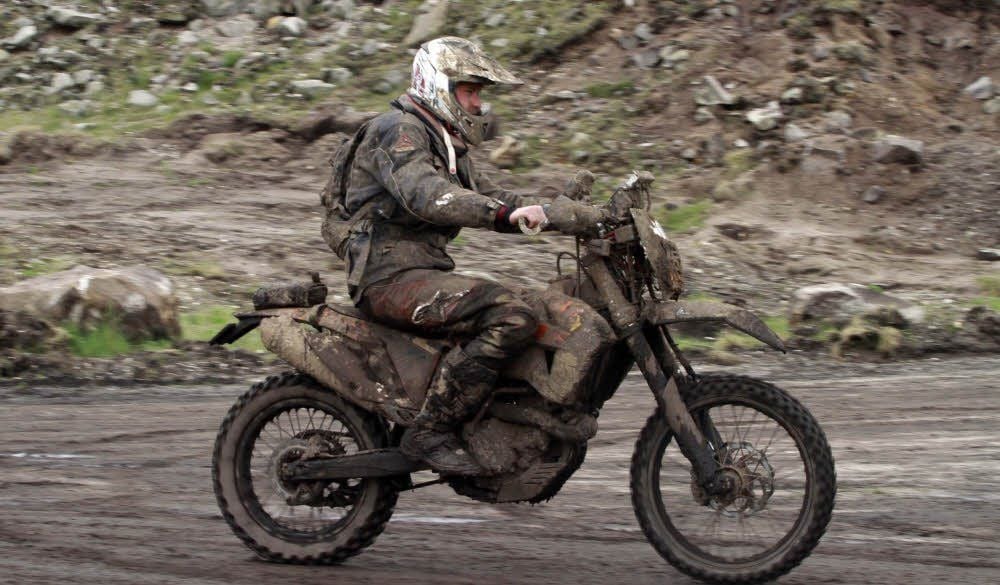 Vom Schlamm bespritzt verlassen die Motocrosser das Gelände.